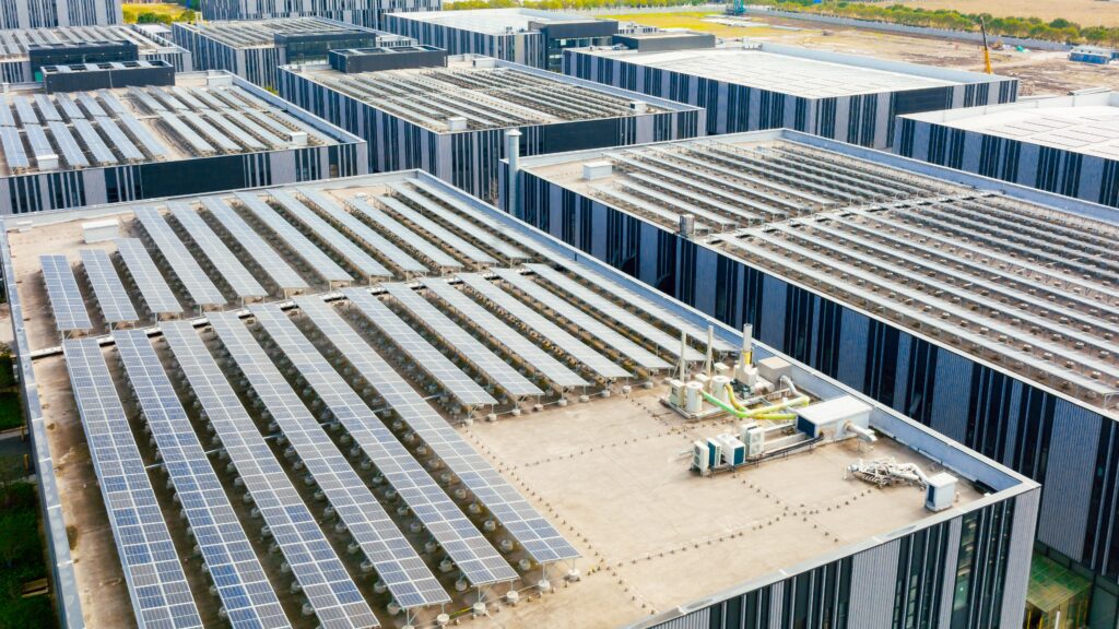 zonnepanelen op dak bedrijfspand